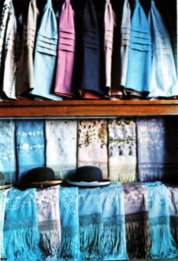 Pollera, manton, sombrero